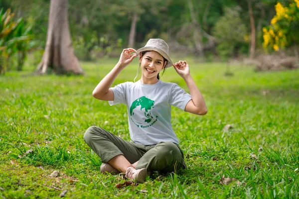 Dzieci Dołączają Jako Wolontariusze Ponownego Zalesiania Działań Rzecz Ochrony Ziemi — Zdjęcie stockowe