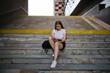 Yazın açık hava mezuniyetine hazırlanan kız öğrenci.. 