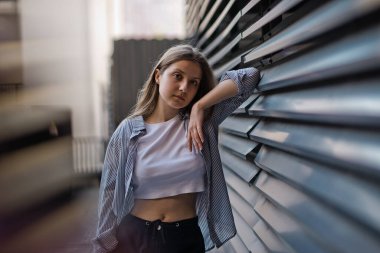 Mutluluk hissi. Üniversite kampüsünde bazı dosyalarla poz veren genç bir öğrenci.