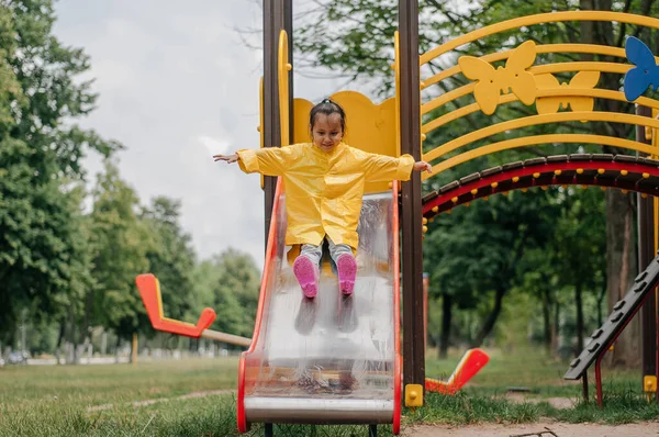 Šťastné dítě se baví na hřišti. — Stock fotografie