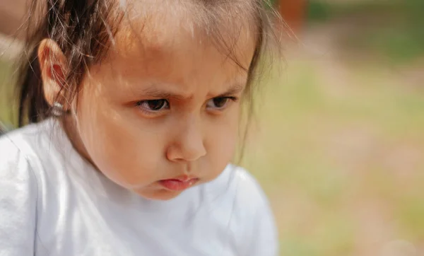 Leuk klein meisje op een schommel. triest arm kind spelen buiten in de zomer. — Stockfoto