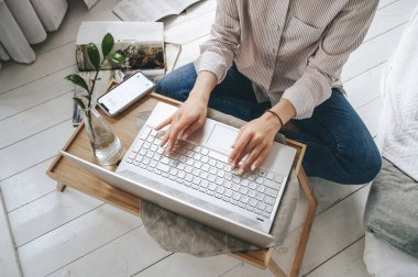 Evde dizüstü bilgisayarda çalışan bir kız. öğrenim ve çalışma online, serbest.