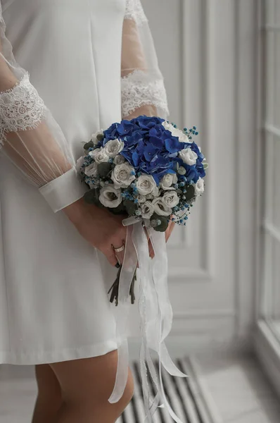結婚式のカップル保持手とブライダル花を保持 — ストック写真