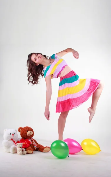 Vacker flicka med ballonger och teddys — Stockfoto