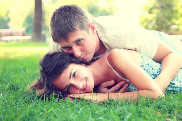 Carino giovane coppia in un parco — Foto Stock