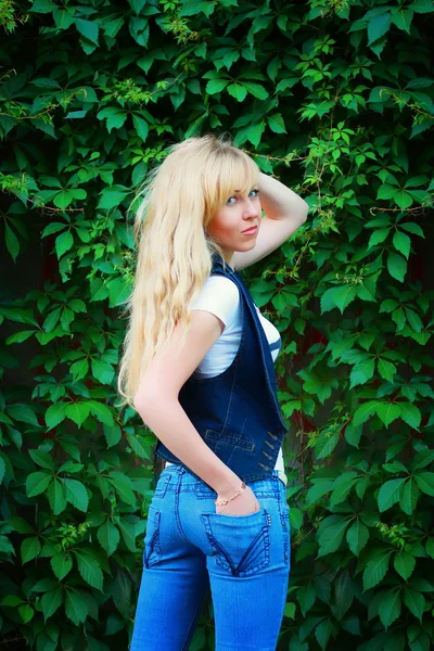 Hermosa joven en el parque — Foto de Stock