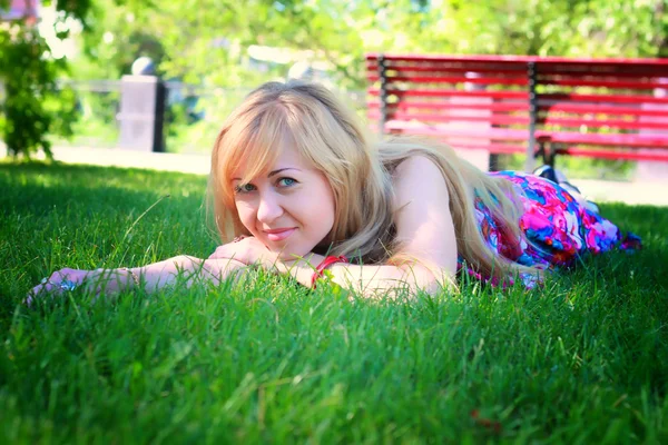 Vacker ung kvinna i parken — Stockfoto