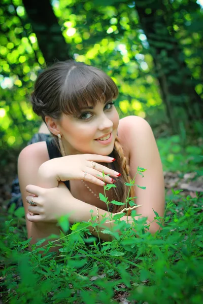 Krásná mladá žena v parku — Stock fotografie