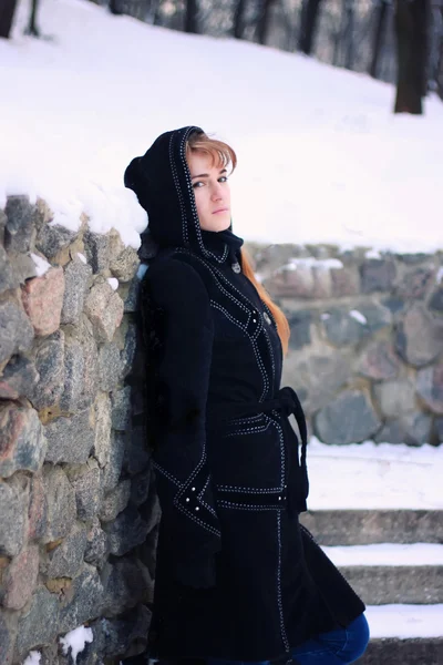 Portret van een meisje, wandelen in het park in de winter — Stockfoto