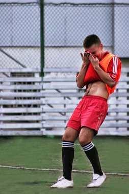 futbolcu sinirleniyor