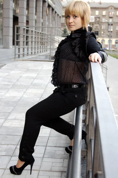 Beauty woman is posing on the street — Stock Photo, Image