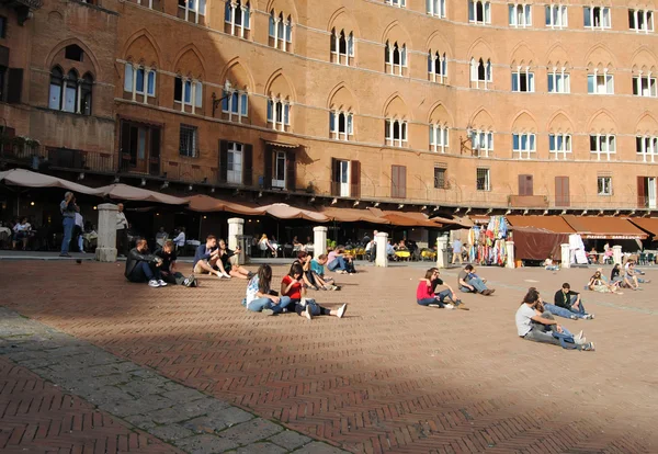 Piazza del Campo com Palazzo Pubblico, Siena, Itália — Fotografia de Stock