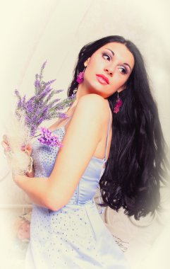 bir çiçekli mavi elbiseli güzel kadın