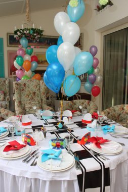 tatil tablo balon ile dekore edilmiştir.