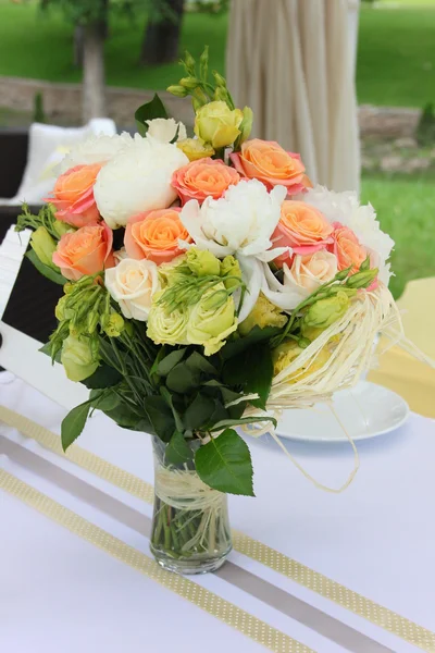 Bukett blommor i en vas på bordet — Stockfoto