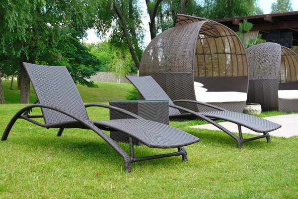 Лежаки и диван
