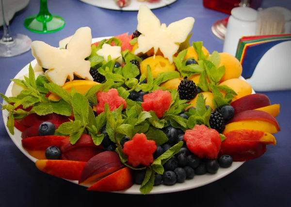 Fruta de férias e prato de baga na mesa — Fotografia de Stock