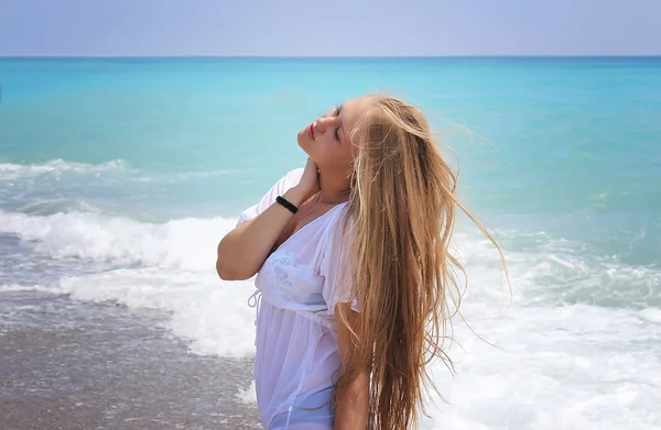 Kız sahilde dinleniyor.