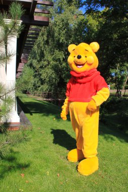 Winnie pooh kostüm giyen animator
