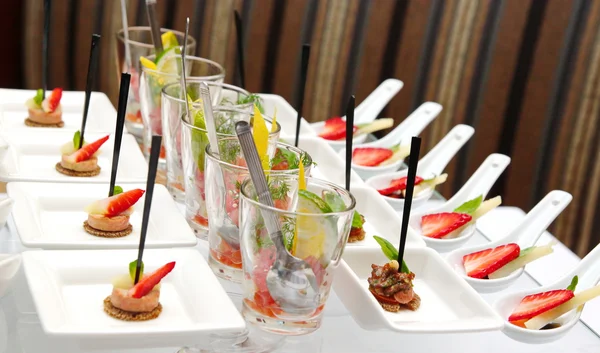 Viele Portionen süßes, schmackhaftes Dessert am Buffet — Stockfoto