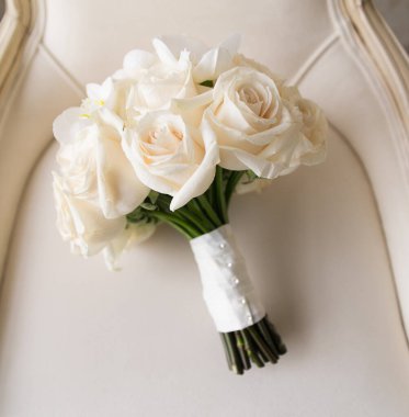 Bej güllü düğün buketi