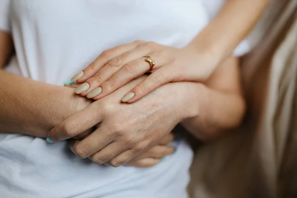 Två Kvinnliga Händer Håller Mamma Och Dotter — Stockfoto