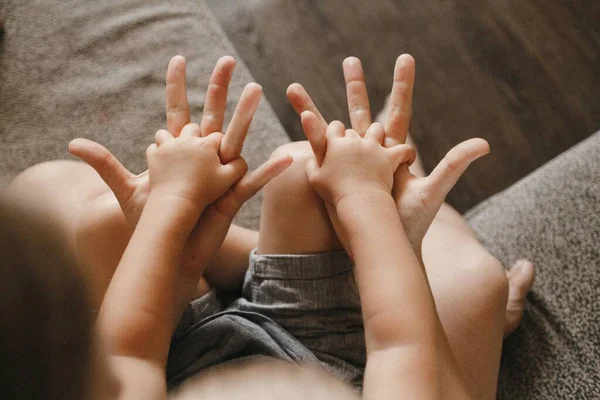 Händchen Haltend Mit Mama Und Sonne Händchen Halten Von Vater — Stockfoto