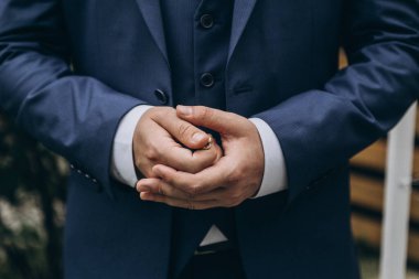 Damat nikah yüzüğünü törende tutuyor.