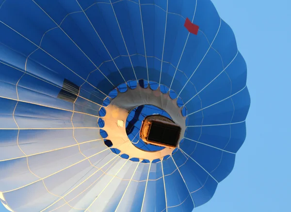 mavi sıcak hava balonu aşağıdan