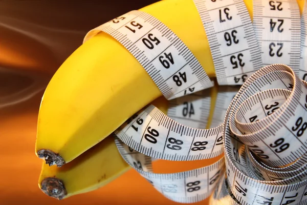 Centymetr owinięty wokół banana — Zdjęcie stockowe