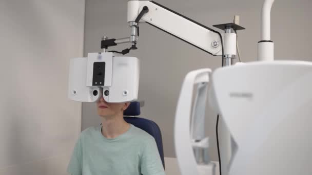 Lazer görüş düzeltmesi. Doktor modern göz hastalıkları ünitesini kullanarak hastanın gözlerini kontrol ediyor.. — Stok video