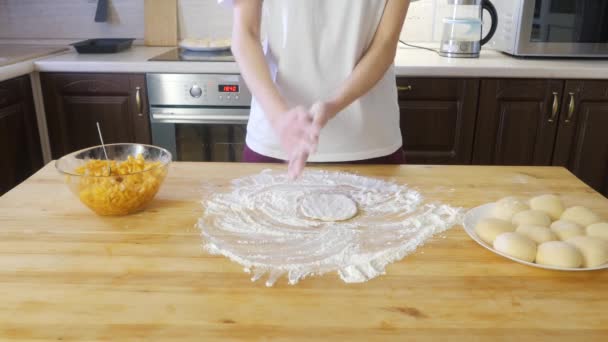 As mãos femininas estendem a massa de farinha em uma mesa de madeira e fazem a torta de maçã — Vídeo de Stock