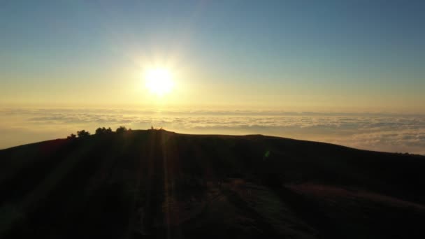 Drone tirant le soleil à l'aube sur le sommet de la montagne et les nuages blancs — Video
