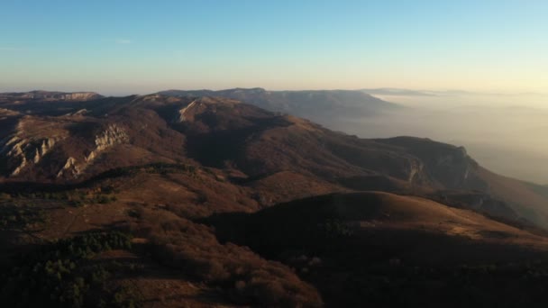 Drone survole un terrain montagneux en automne et remonte à l'aube — Video