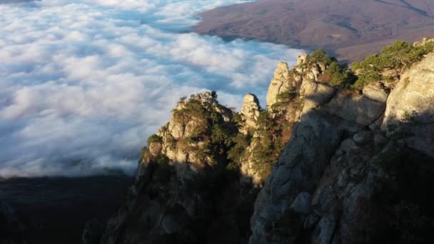 雲の上に山Demerdzhi高のピーク時のドローン撮影。下へ — ストック動画