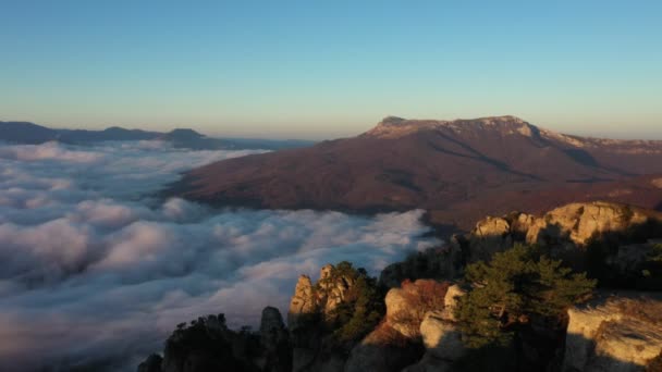 Drone tirant des nuages blancs et le sommet de la montagne à l'automne à l'aube. Avancez. — Video