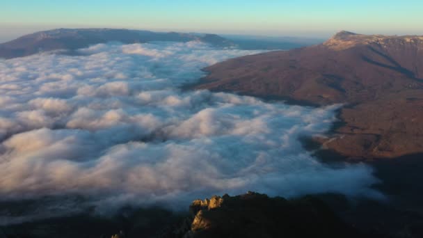 Drone menembak di atas puncak Gunung Demerdzhi dan terbang tinggi di atas awan — Stok Video