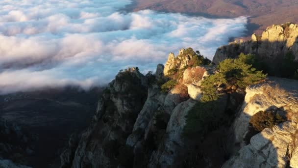 Drönare skjuter över toppen av Mount Demerdzhi och flyga högt över molnen — Stockvideo