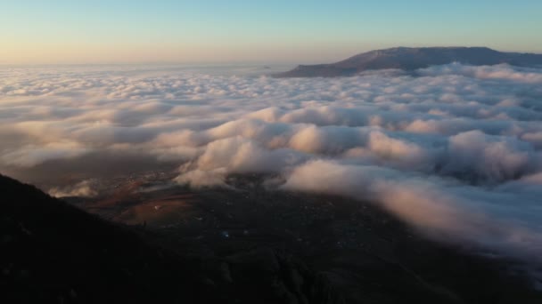 Drone menembak awan putih di puncak gunung saat fajar — Stok Video