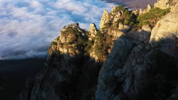 Drone tirant sur le sommet du mont Demerdzhi haut au-dessus des nuages blancs — Video