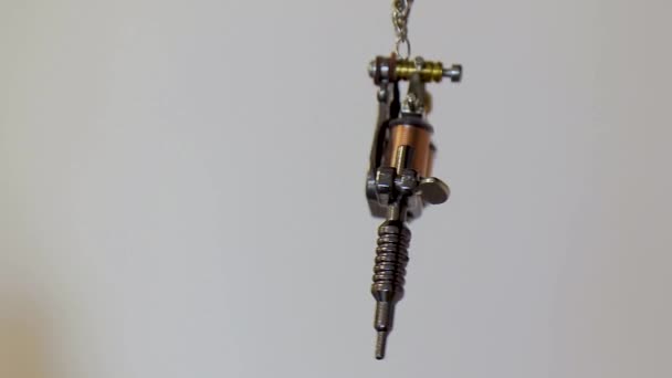 Keychain in the form of a tattoo machine — Wideo stockowe