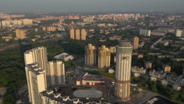 Drone shooting of a green sleeping area with high-rise buildings in summer — Vídeo de Stock