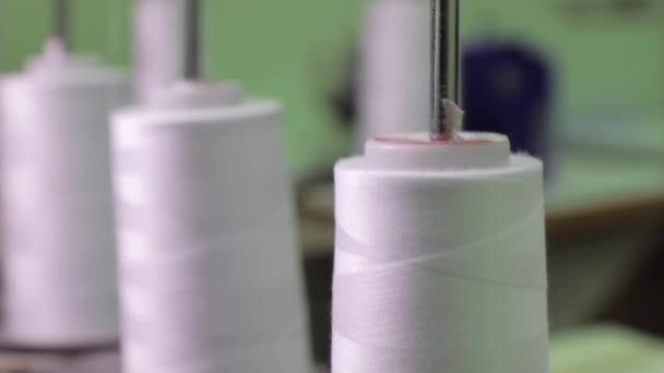 Spoelen garen op een weefgetouw in een textielfabriek. Sluiten. — Stockvideo