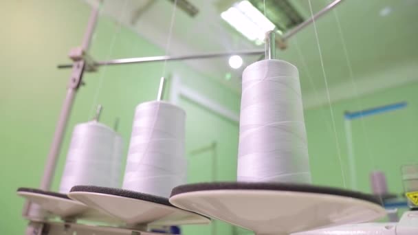 Spoelen garen op een weefgetouw in een textielfabriek — Stockvideo