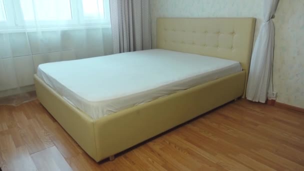 Furniture restoration. Large double bed made of faux leather with deep scratches — Stock videók