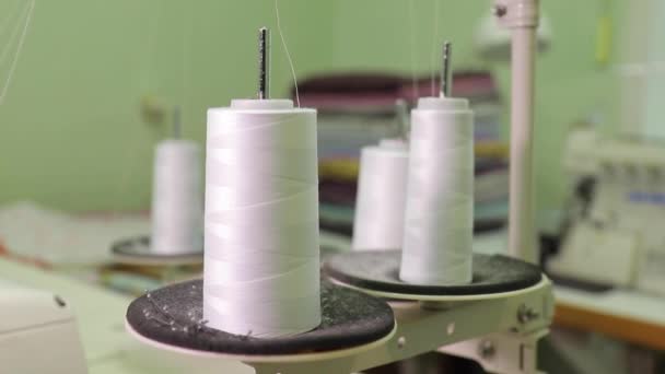Spoelen garen op een weefgetouw in een textielfabriek — Stockvideo