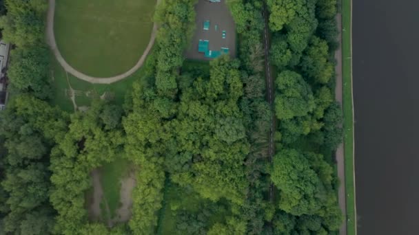 Drone shooting of a green area with high-rise buildings and river in summer — Vídeo de Stock