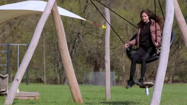 Femme balançant sur un nid suspendu balançant dans le parc vert comme dans l'enfance — Video