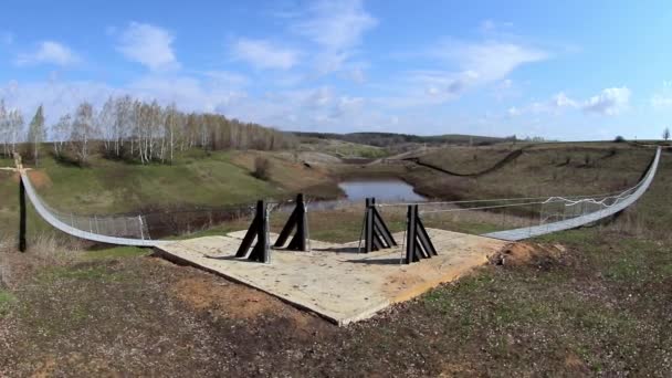Veduta di due ponti di corda attraverso un piccolo fiume nel parco nazionale in primavera — Video Stock