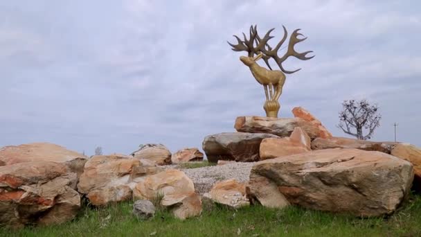 Rzeźba ogromnego jelenia z porogami z drewna przy wejściu do parku narodowego — Wideo stockowe